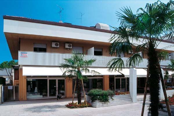 Residenza Canova Lignano Sabbiadoro Luaran gambar