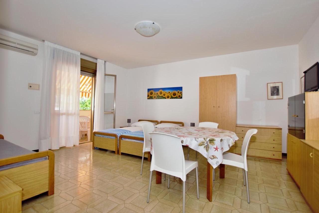 Residenza Canova Lignano Sabbiadoro Luaran gambar